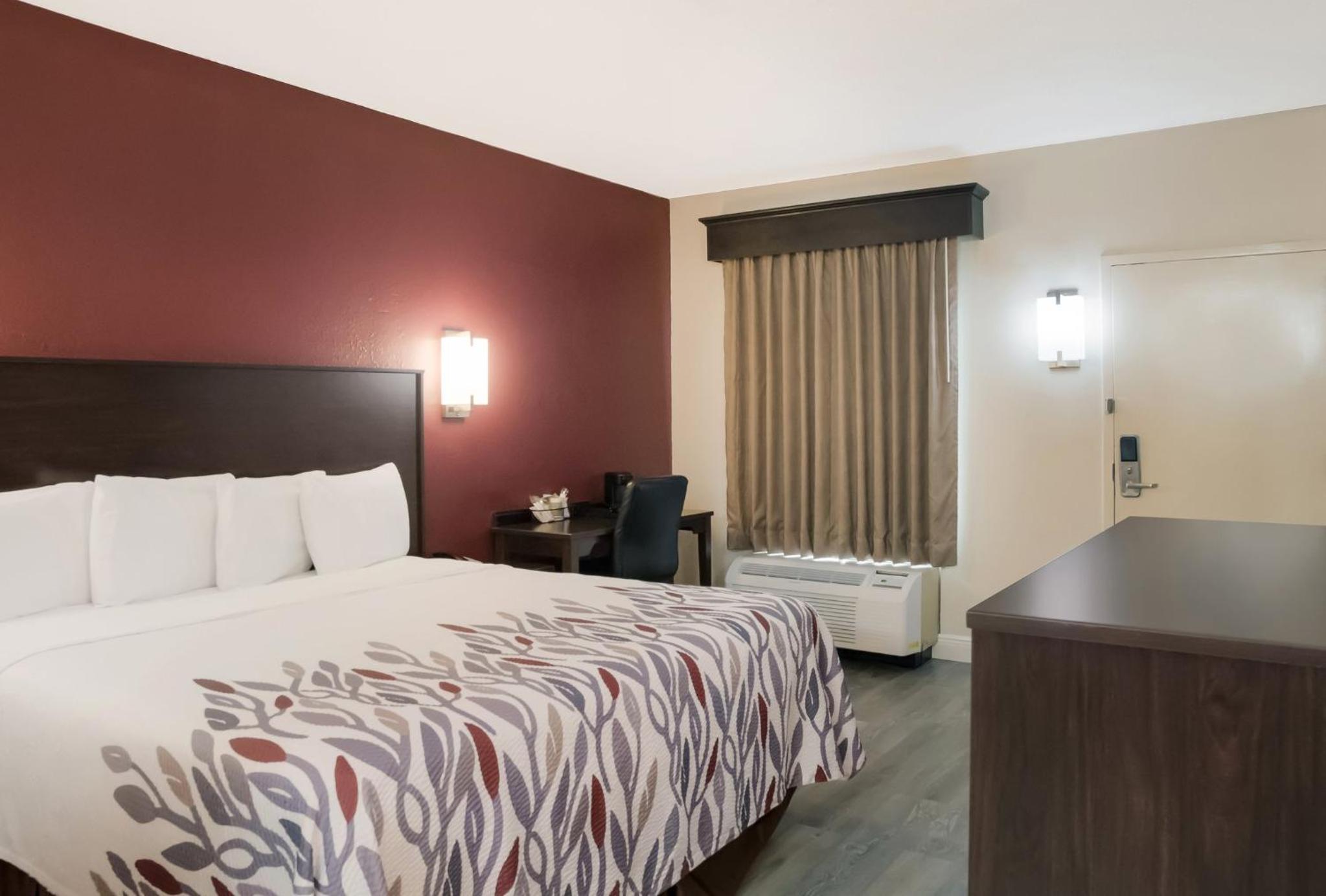 Tupelo Vacations - Red Roof Inn Tupelo - Property Image 44