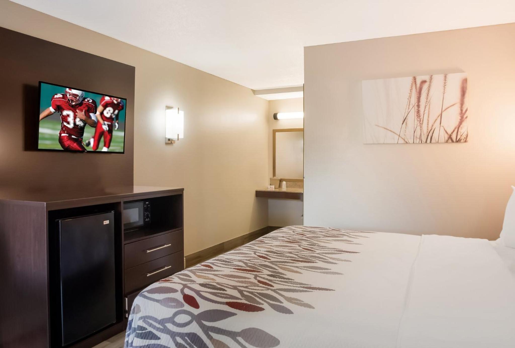 Tupelo Vacations - Red Roof Inn Tupelo - Property Image 45