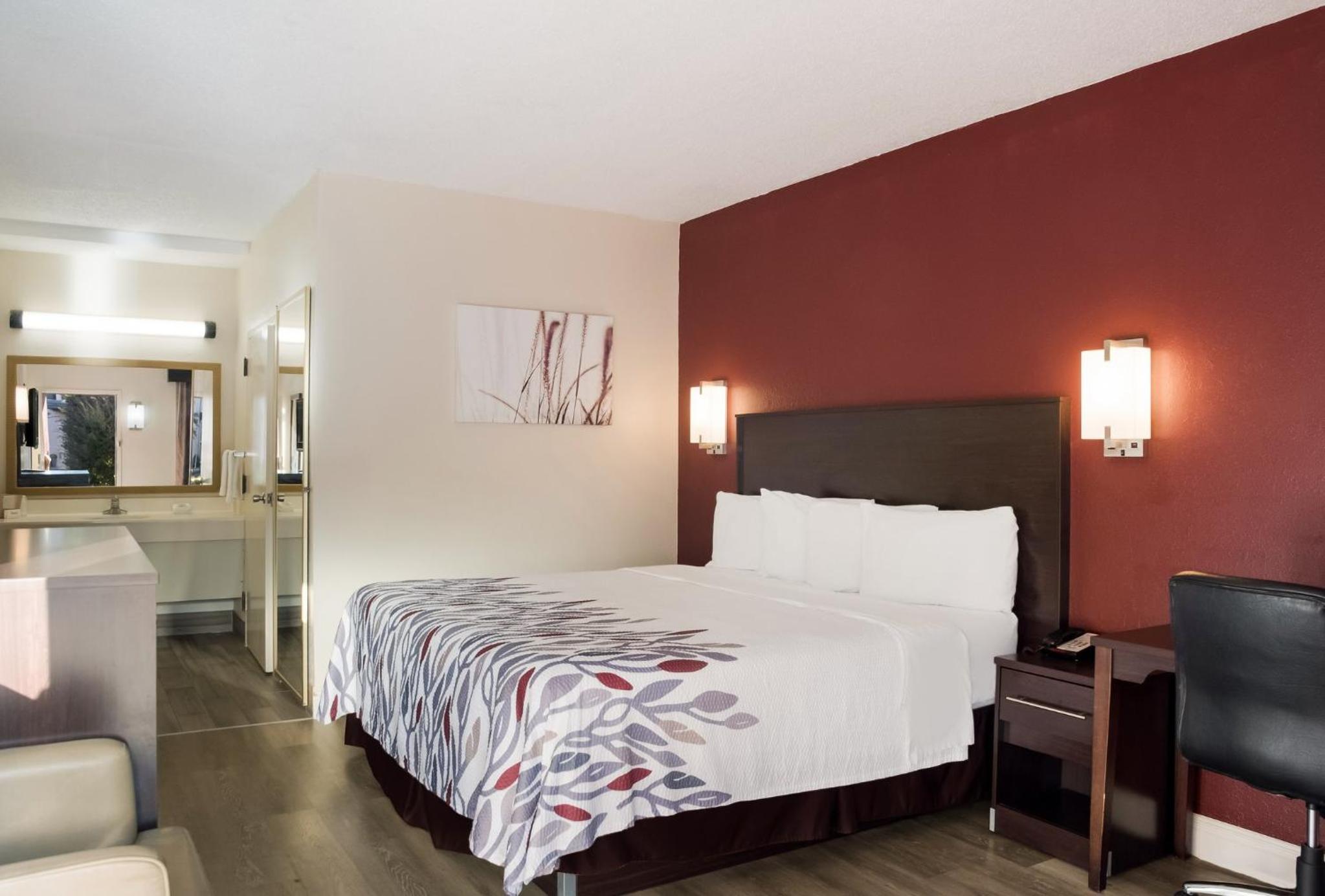 Tupelo Vacations - Red Roof Inn Tupelo - Property Image 48