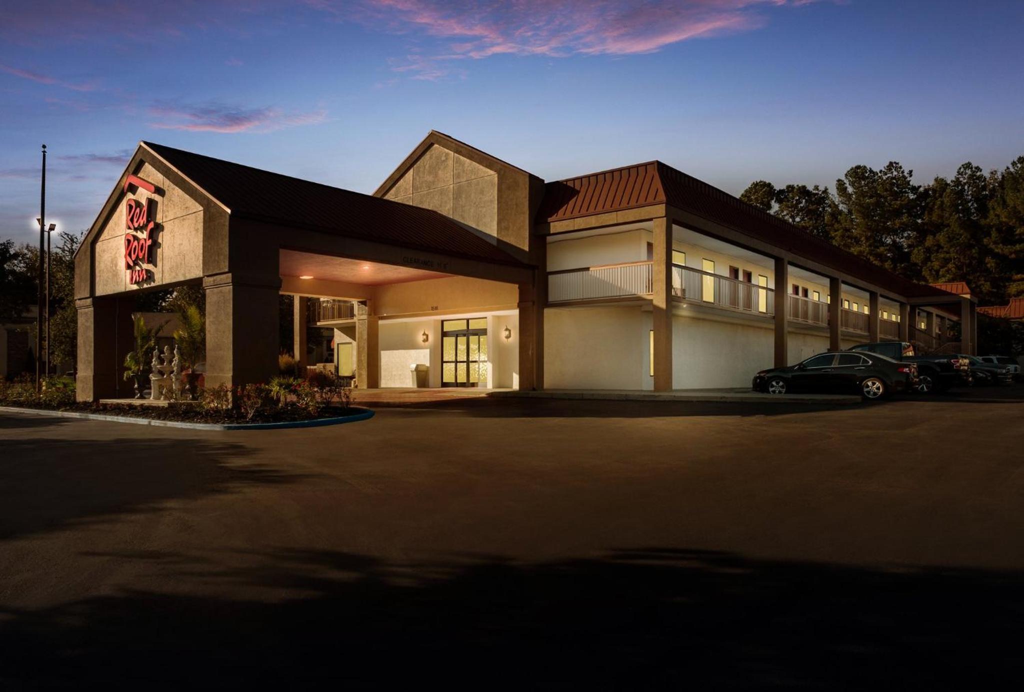 Tupelo Vacations - Red Roof Inn Tupelo - Property Image 3