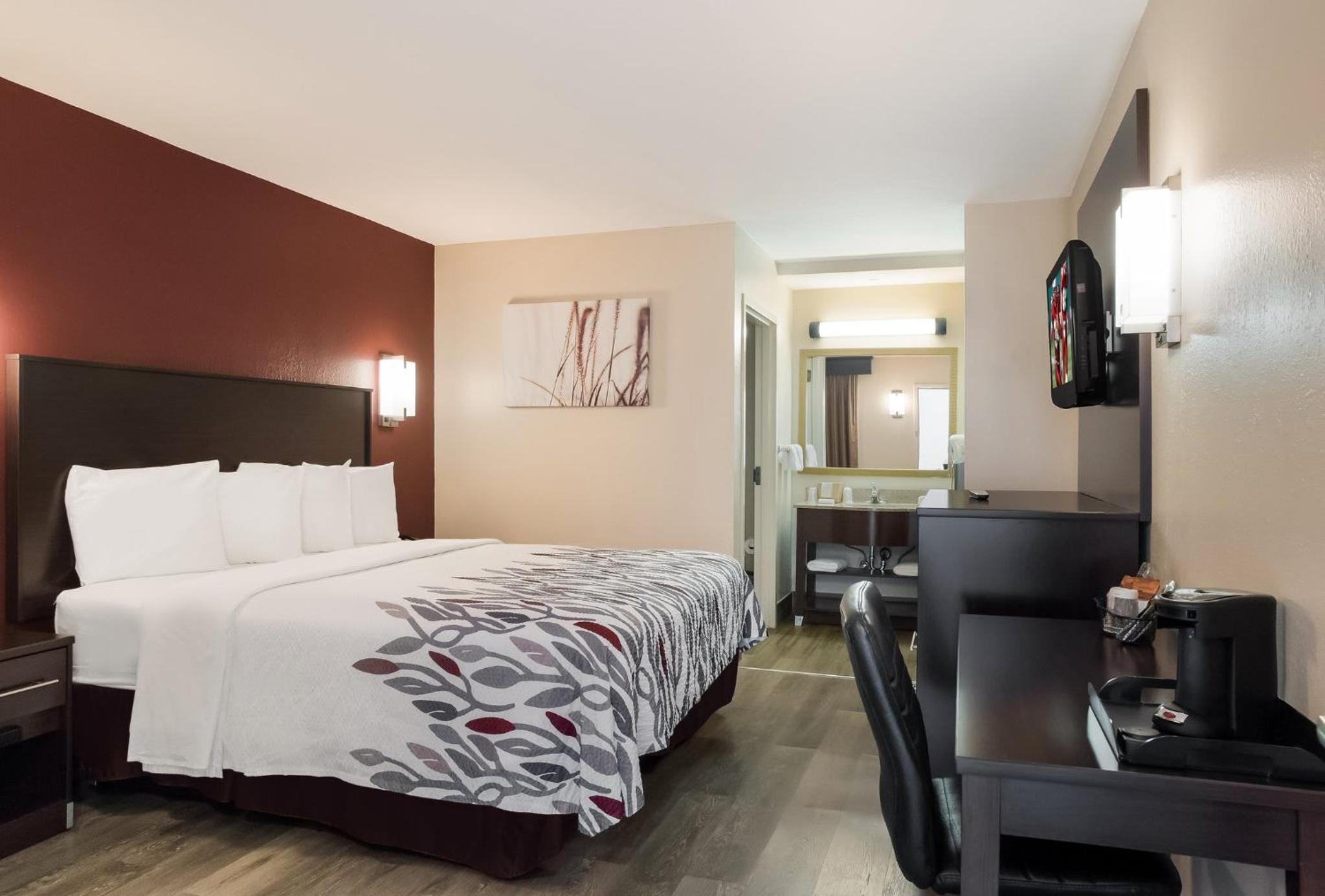 Tupelo Vacations - Red Roof Inn Tupelo - Property Image 14