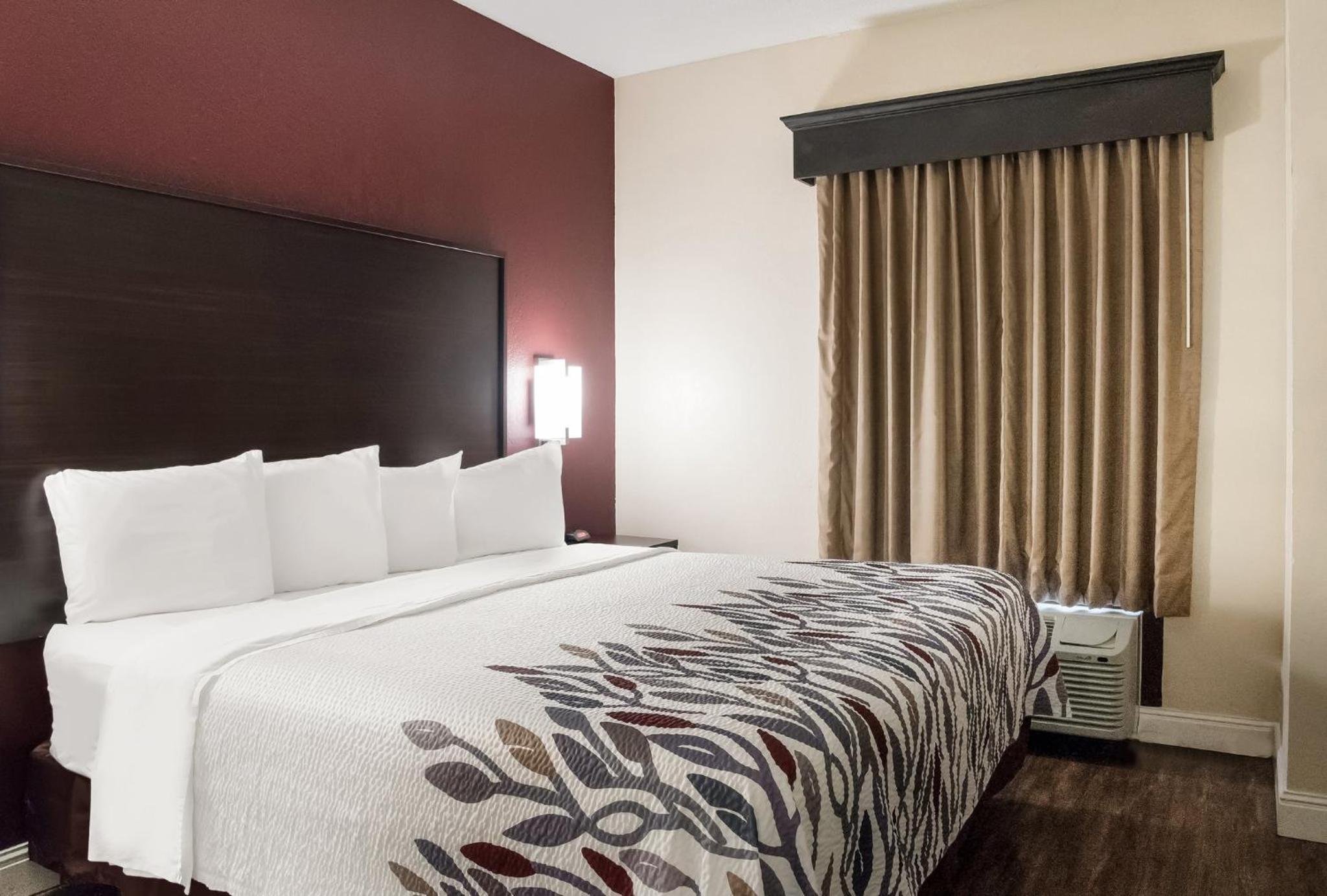 Tupelo Vacations - Red Roof Inn Tupelo - Property Image 2