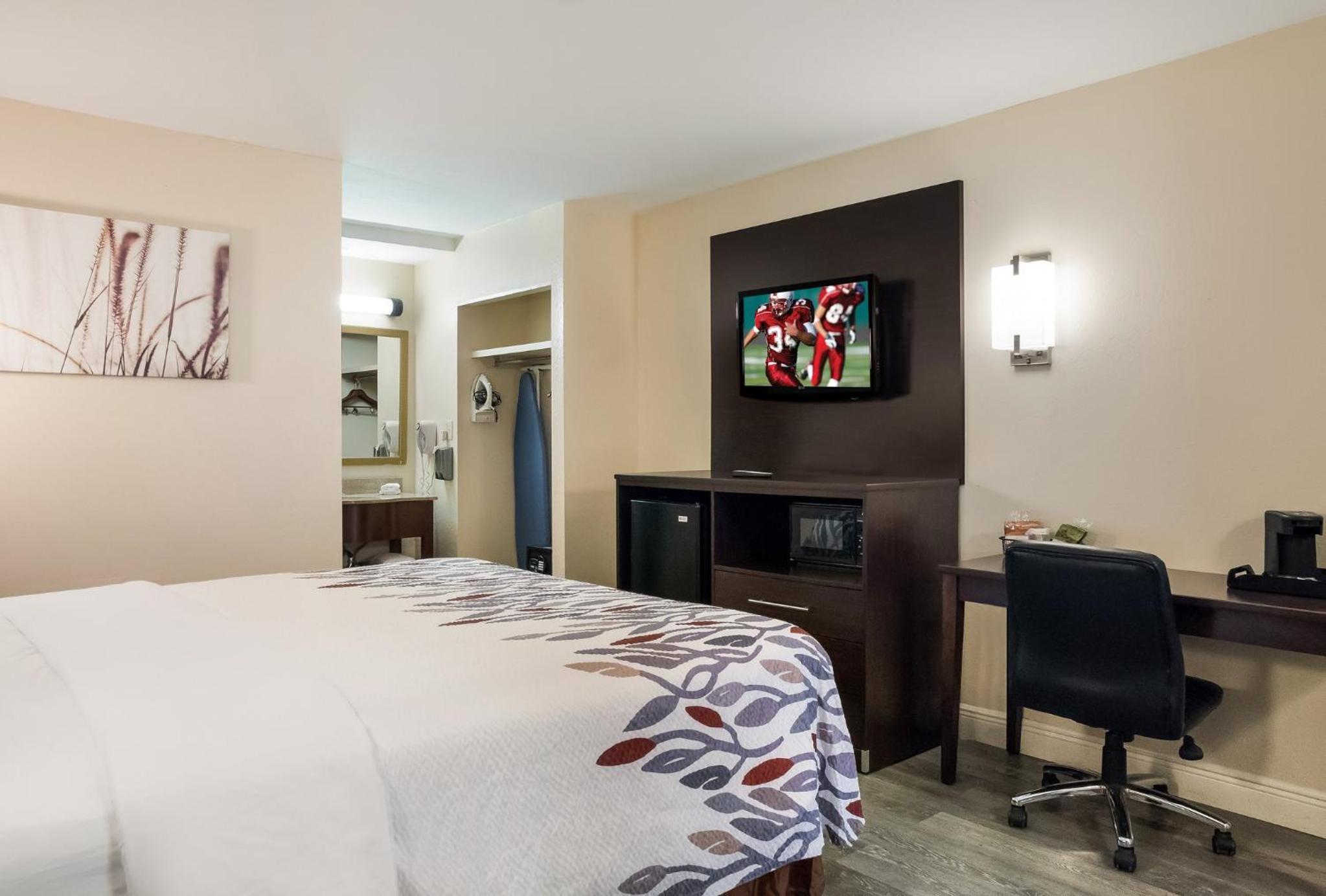 Tupelo Vacations - Red Roof Inn Tupelo - Property Image 5