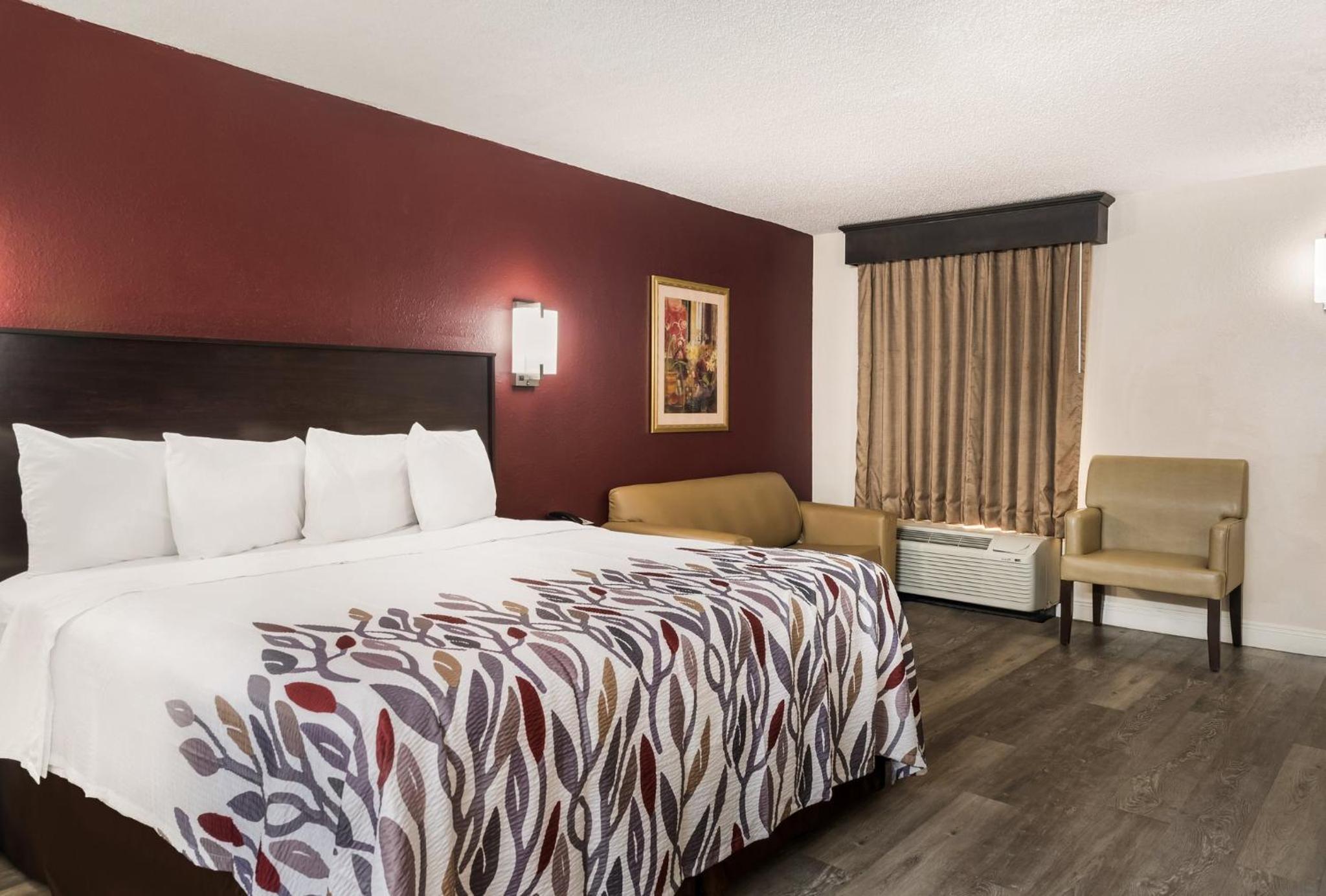 Tupelo Vacations - Red Roof Inn Tupelo - Property Image 7