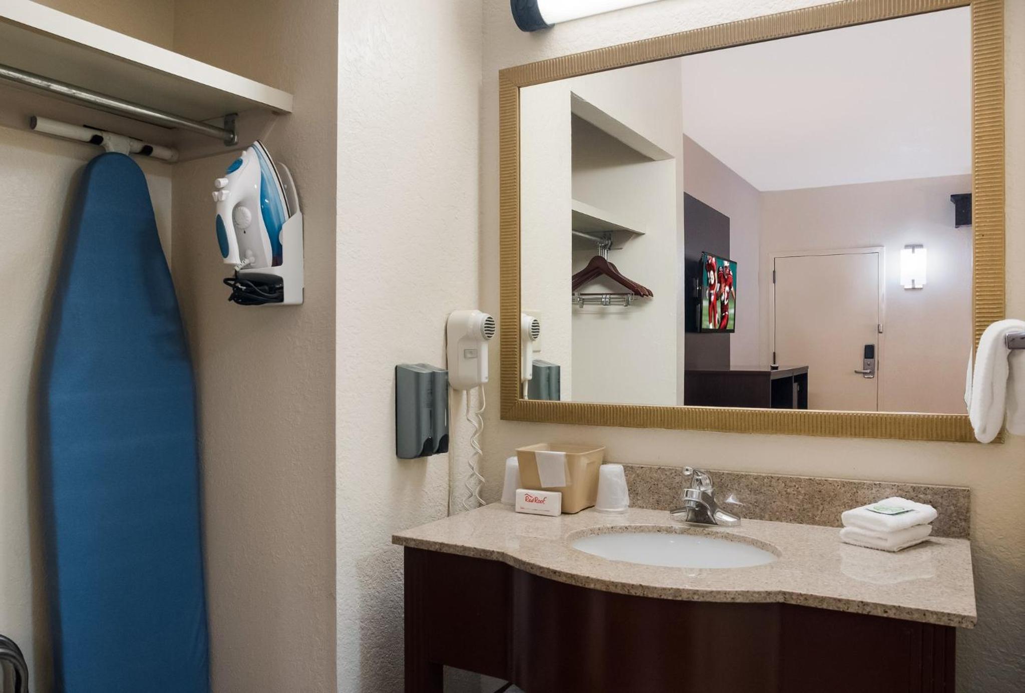 Tupelo Vacations - Red Roof Inn Tupelo - Property Image 24