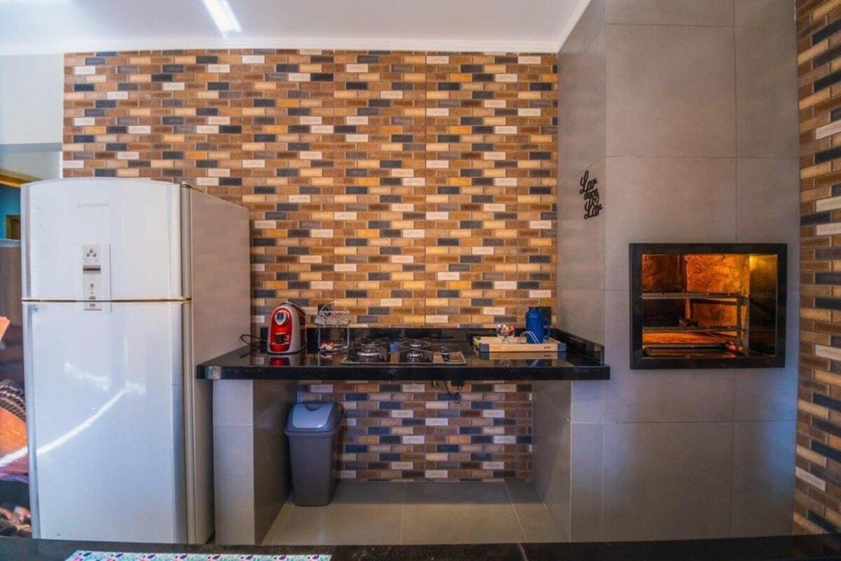 Casa com 2 suítes, cozinha completa , área de lazer, piscina infantil, 10 min do parque aquático