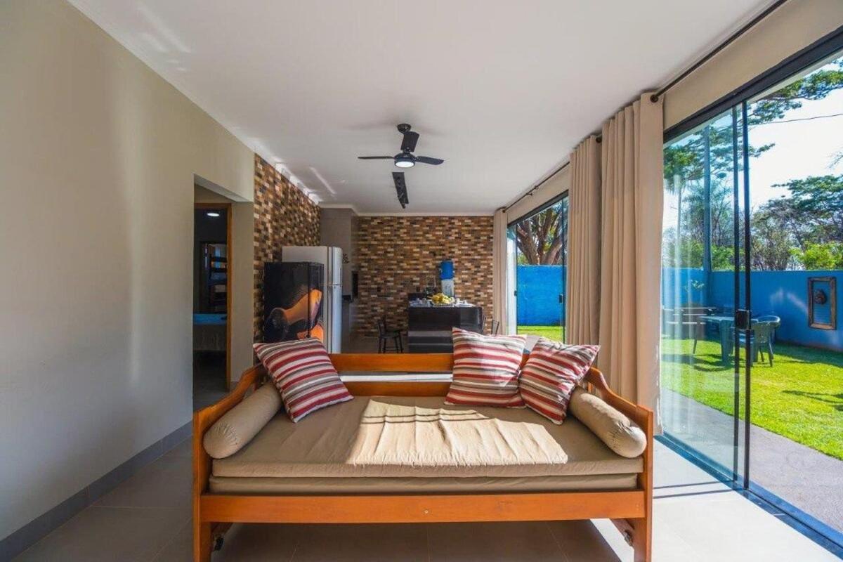 Casa com 2 suítes, cozinha completa , área de lazer, piscina infantil, 10 min do parque aquático