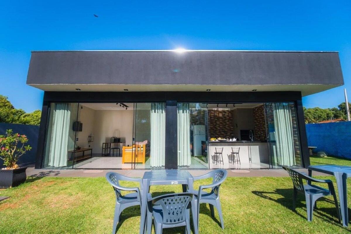 Casa com 2 suítes, cozinha completa , área de lazer, piscina infantil, 10 min do parque aquático