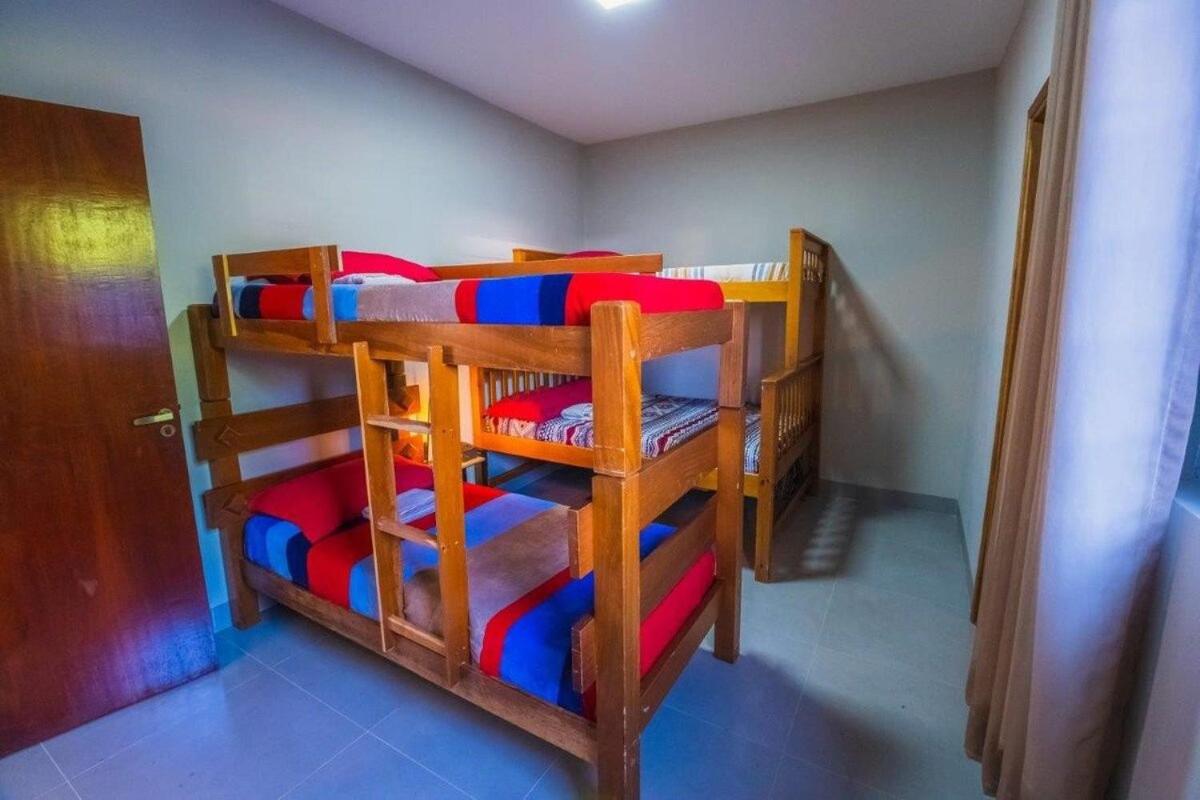 Casa com 2 suítes, cozinha completa , área de lazer, piscina infantil, 10 min do parque aquático