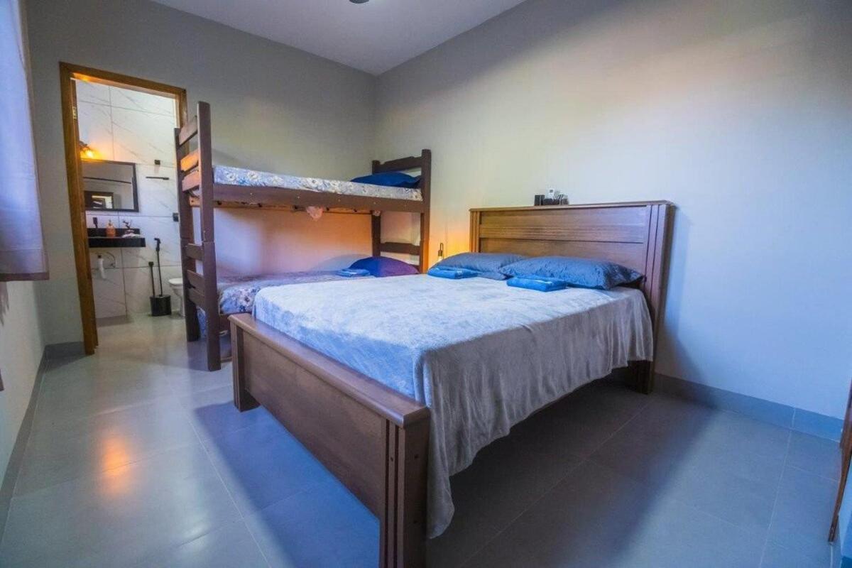 Casa com 2 suítes, cozinha completa , área de lazer, piscina infantil, 10 min do parque aquático