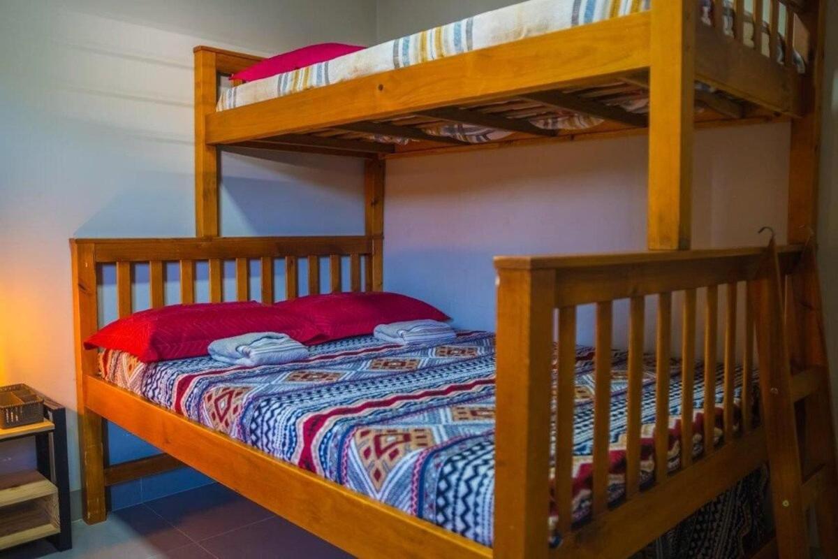 Casa com 2 suítes, cozinha completa , área de lazer, piscina infantil, 10 min do parque aquático