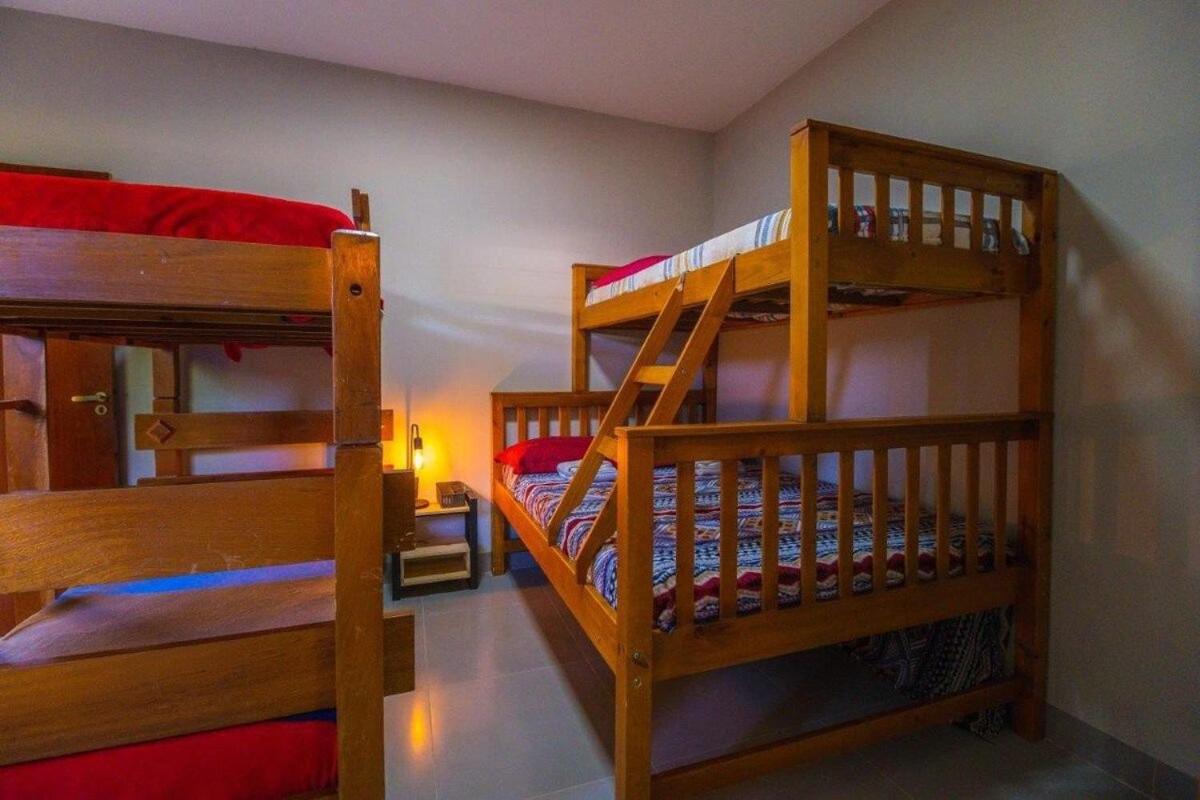 Casa com 2 suítes, cozinha completa , área de lazer, piscina infantil, 10 min do parque aquático
