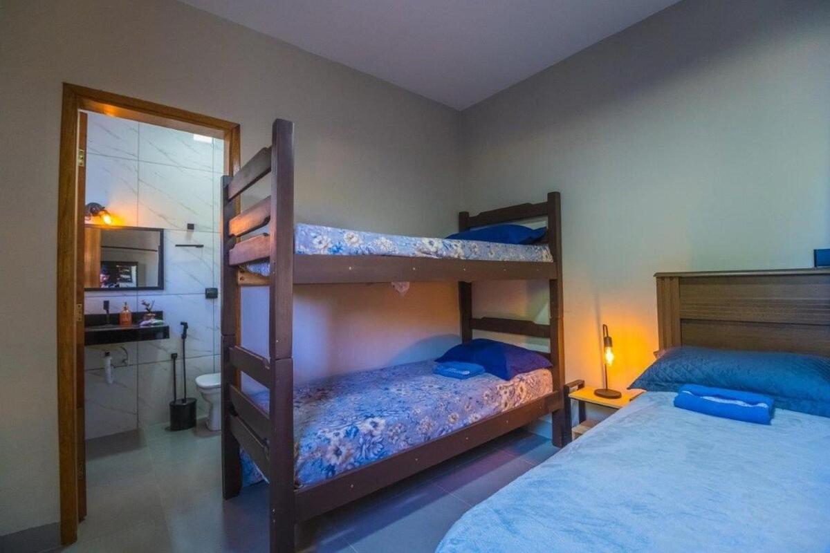 Casa com 2 suítes, cozinha completa , área de lazer, piscina infantil, 10 min do parque aquático