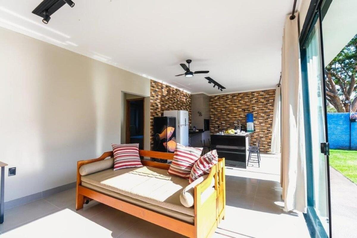 Casa com 2 suítes, cozinha completa , área de lazer, piscina infantil, 10 min do parque aquático