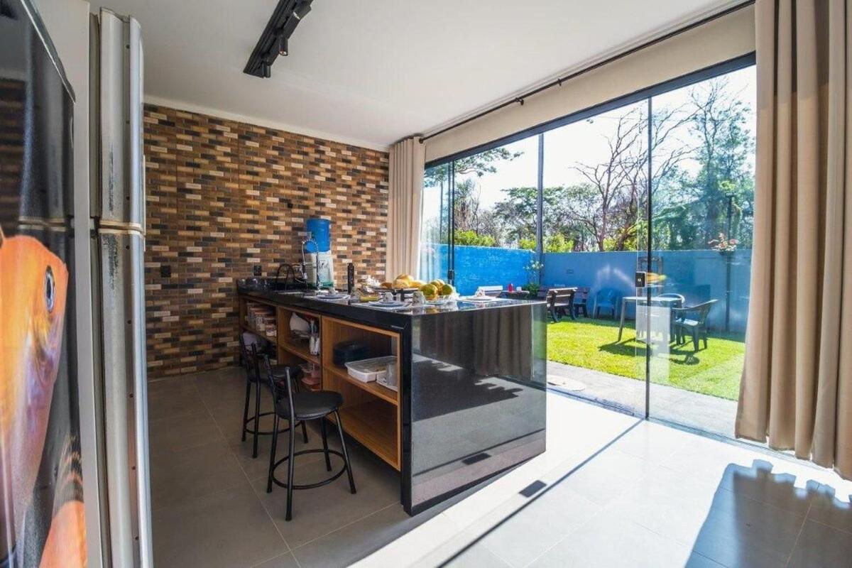 Casa com 2 suítes, cozinha completa , área de lazer, piscina infantil, 10 min do parque aquático