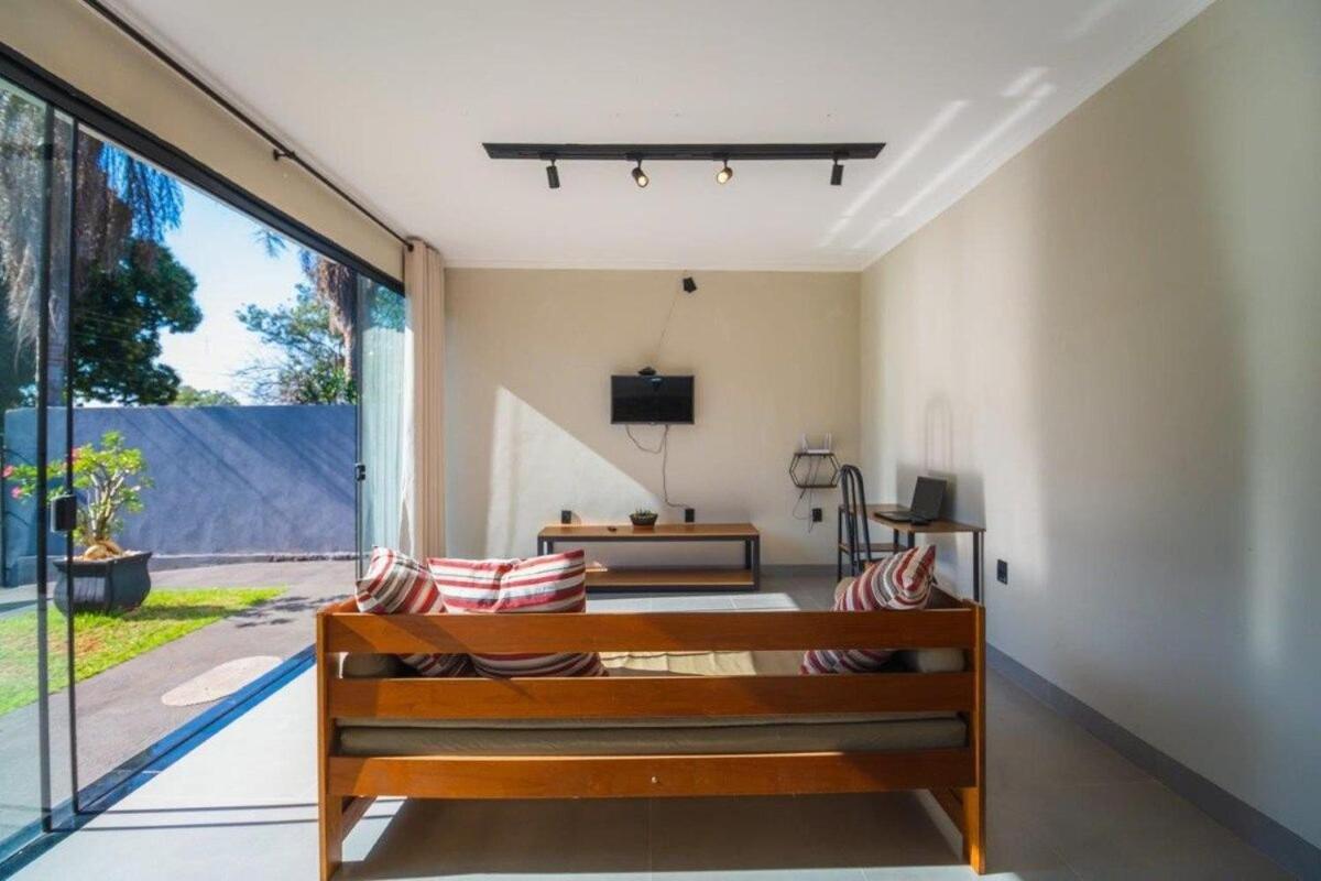 Casa com 2 suítes, cozinha completa , área de lazer, piscina infantil, 10 min do parque aquático