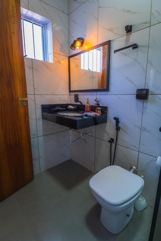 Casa com 2 suítes, cozinha completa , área de lazer, piscina infantil, 10 min do parque aquático