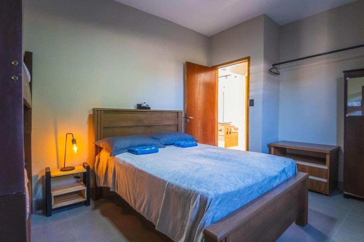 Casa com 2 suítes, cozinha completa , área de lazer, piscina infantil, 10 min do parque aquático