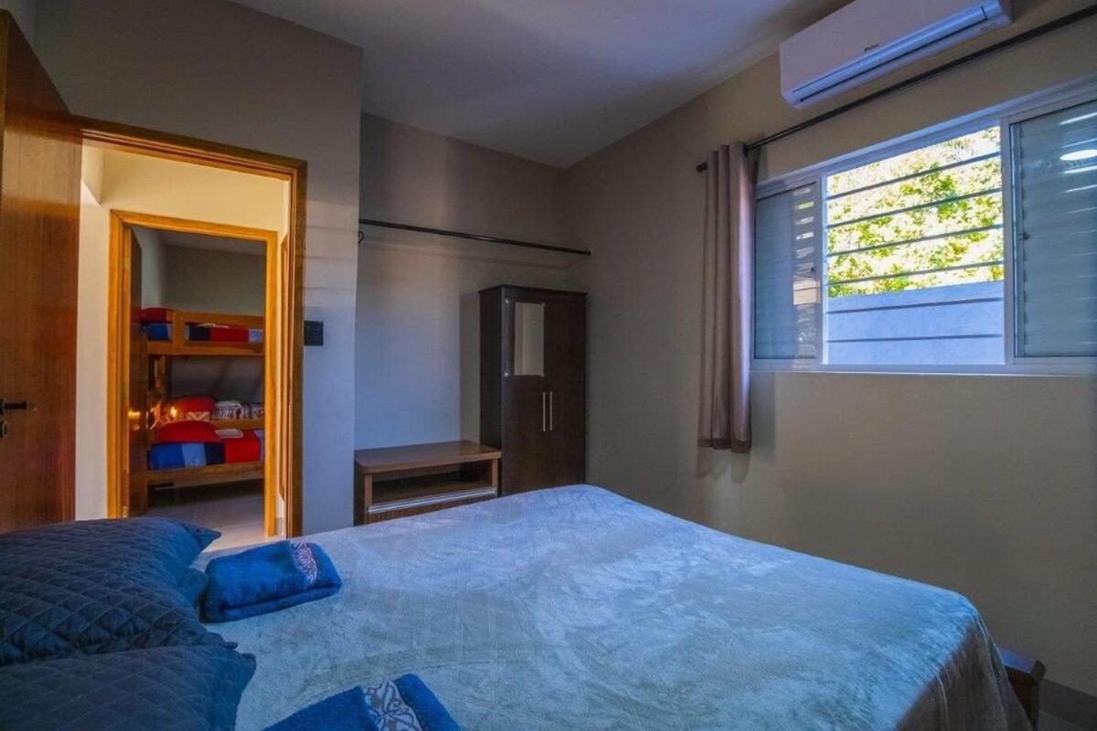 Casa com 2 suítes, cozinha completa , área de lazer, piscina infantil, 10 min do parque aquático
