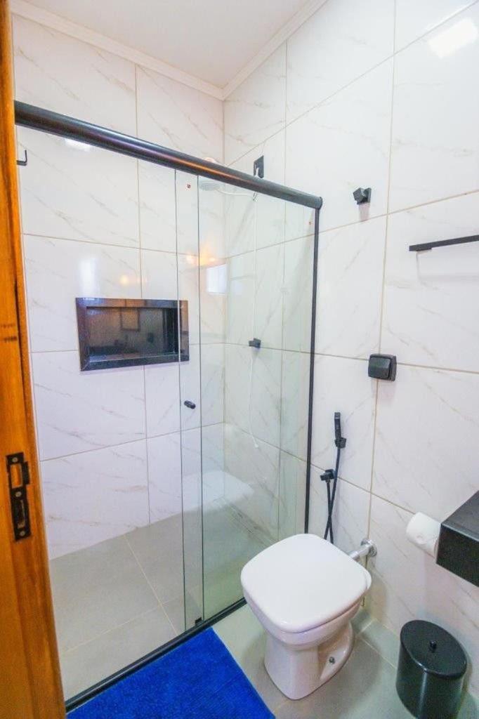 Casa com 2 suítes, cozinha completa , área de lazer, piscina infantil, 10 min do parque aquático