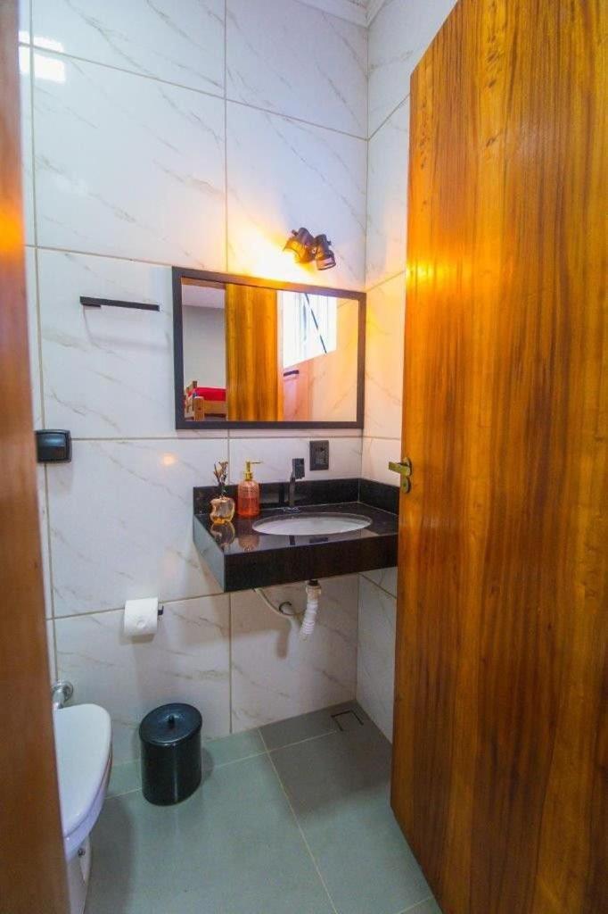 Casa com 2 suítes, cozinha completa , área de lazer, piscina infantil, 10 min do parque aquático