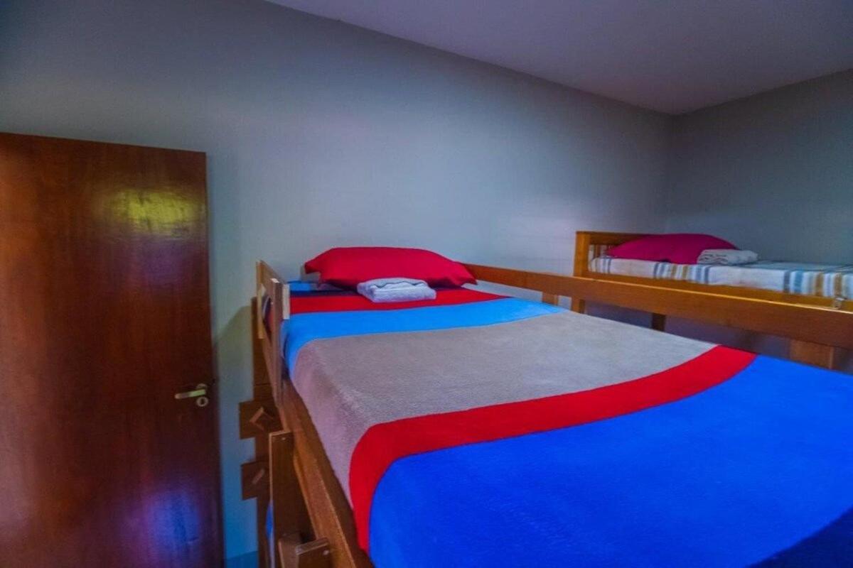 Casa com 2 suítes, cozinha completa , área de lazer, piscina infantil, 10 min do parque aquático