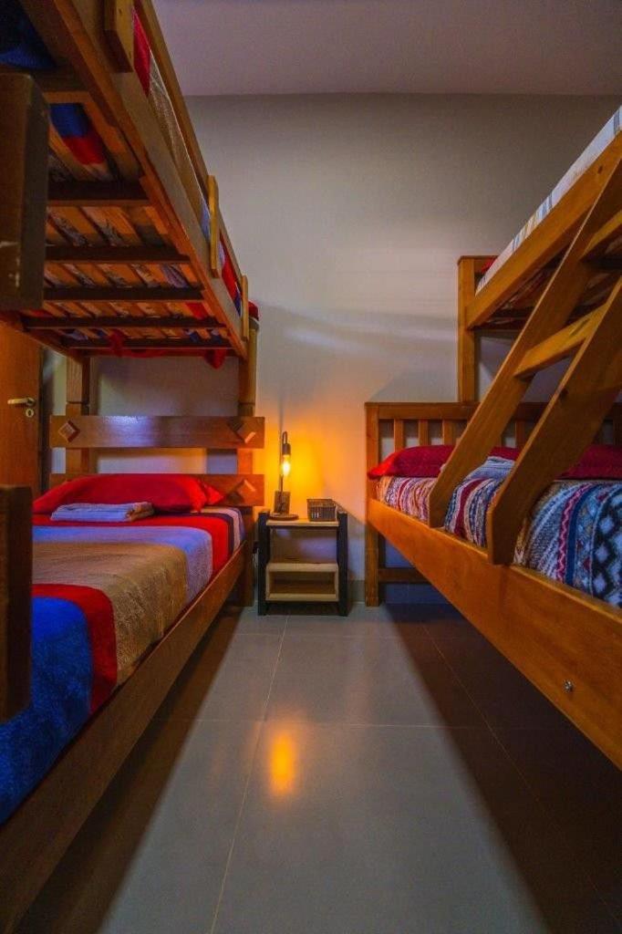 Casa com 2 suítes, cozinha completa , área de lazer, piscina infantil, 10 min do parque aquático