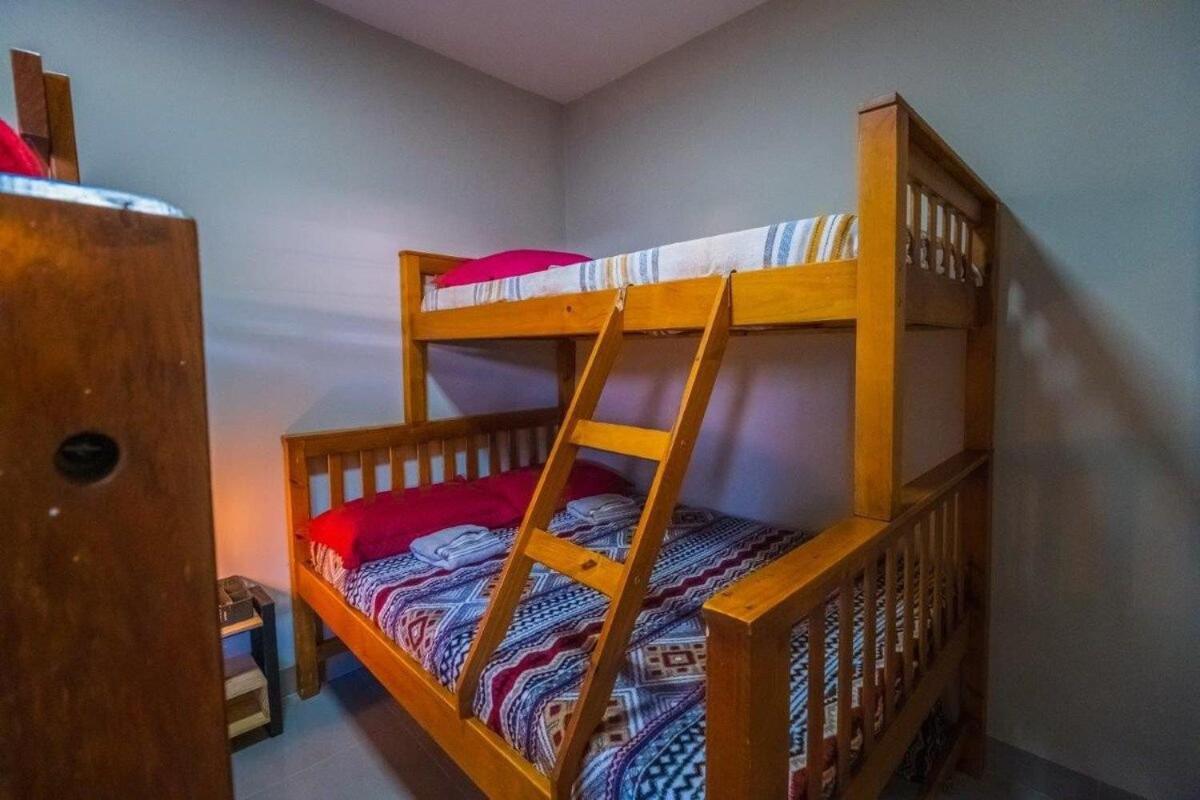 Casa com 2 suítes, cozinha completa , área de lazer, piscina infantil, 10 min do parque aquático