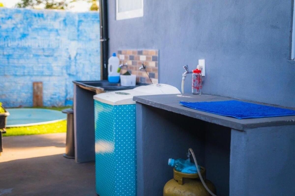 Casa com 2 suítes, cozinha completa , área de lazer, piscina infantil, 10 min do parque aquático