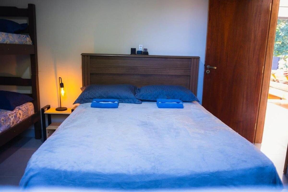 Casa com 2 suítes, cozinha completa , área de lazer, piscina infantil, 10 min do parque aquático
