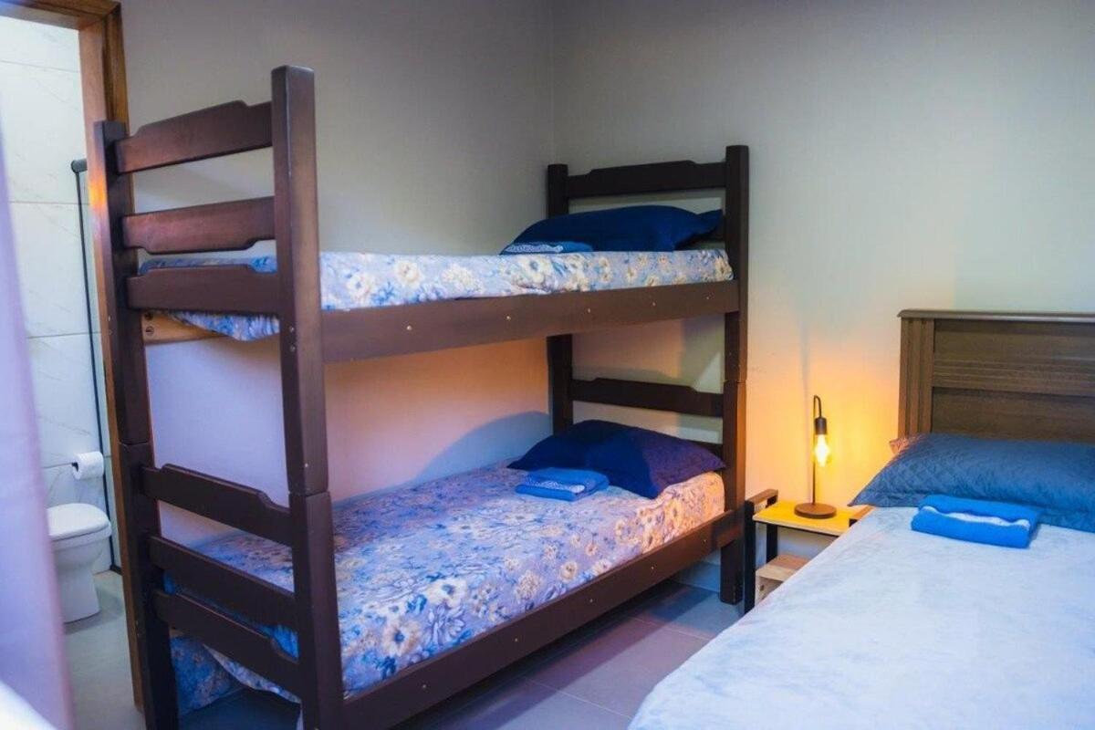 Casa com 2 suítes, cozinha completa , área de lazer, piscina infantil, 10 min do parque aquático