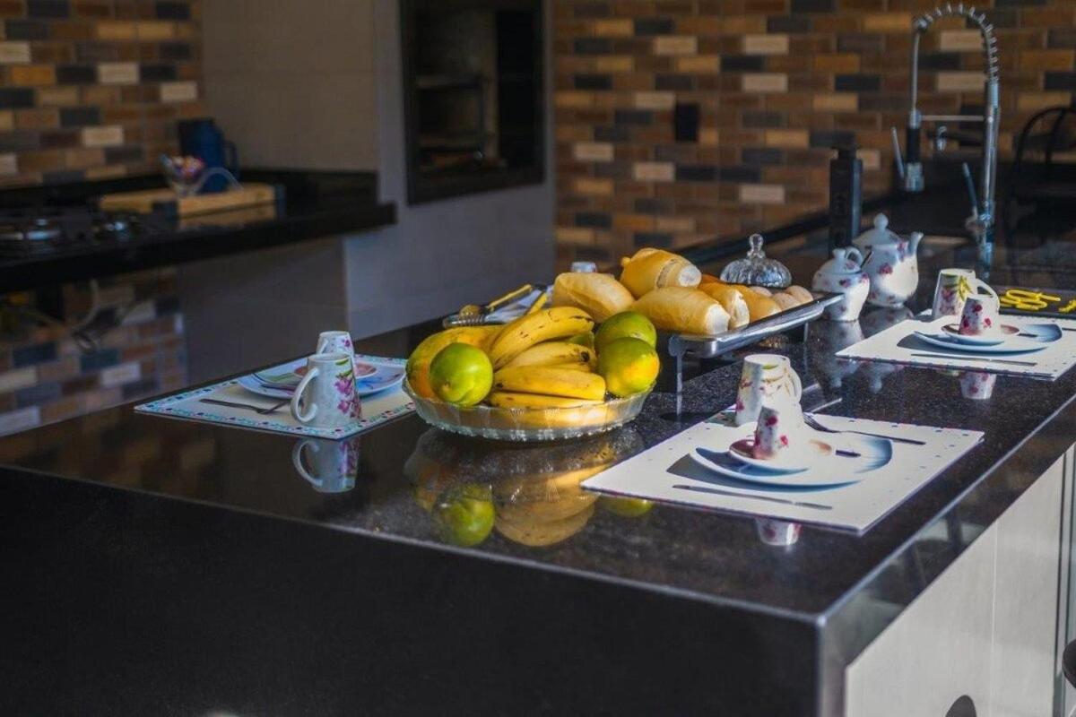 Casa com 2 suítes, cozinha completa , área de lazer, piscina infantil, 10 min do parque aquático