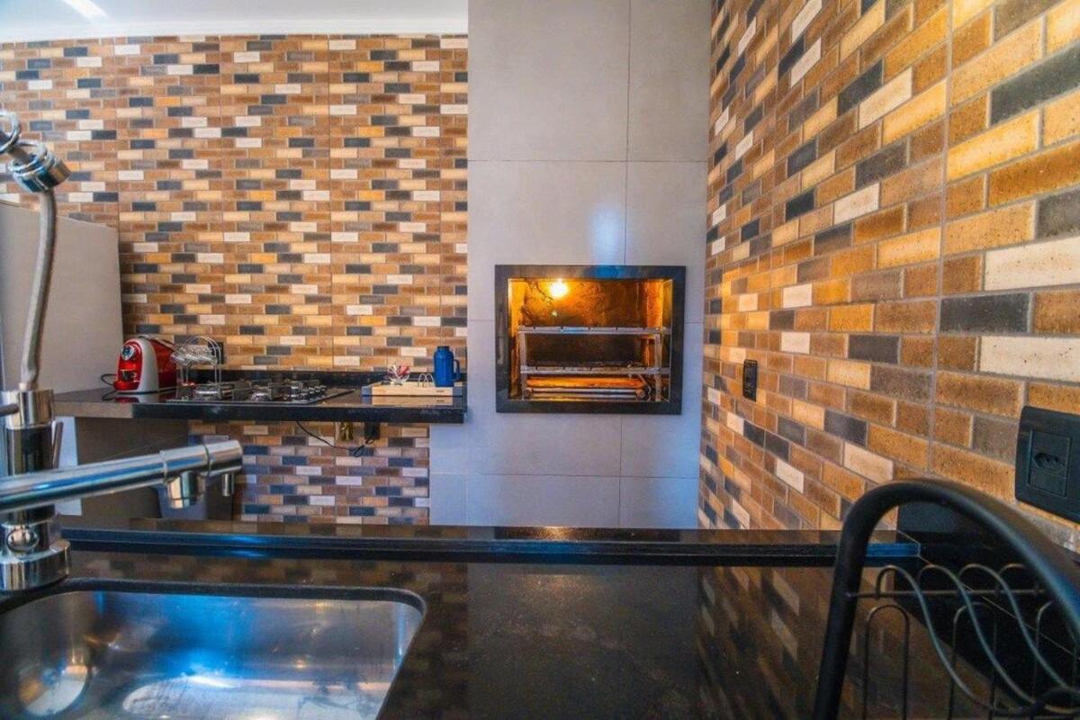 Casa com 2 suítes, cozinha completa , área de lazer, piscina infantil, 10 min do parque aquático