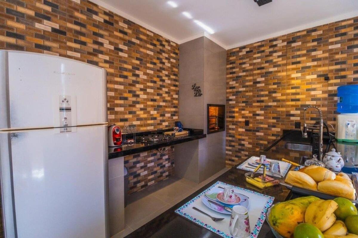 Casa com 2 suítes, cozinha completa , área de lazer, piscina infantil, 10 min do parque aquático