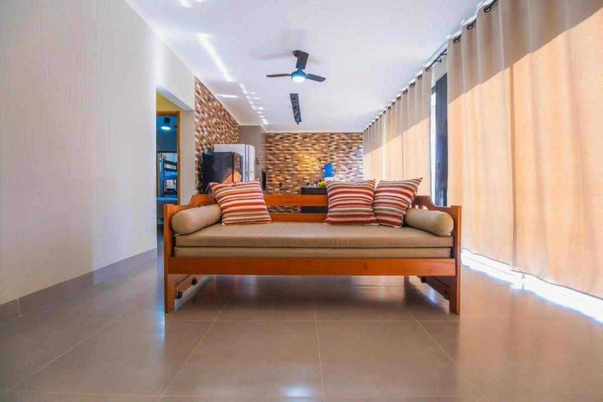 Casa com 2 suítes, cozinha completa , área de lazer, piscina infantil, 10 min do parque aquático
