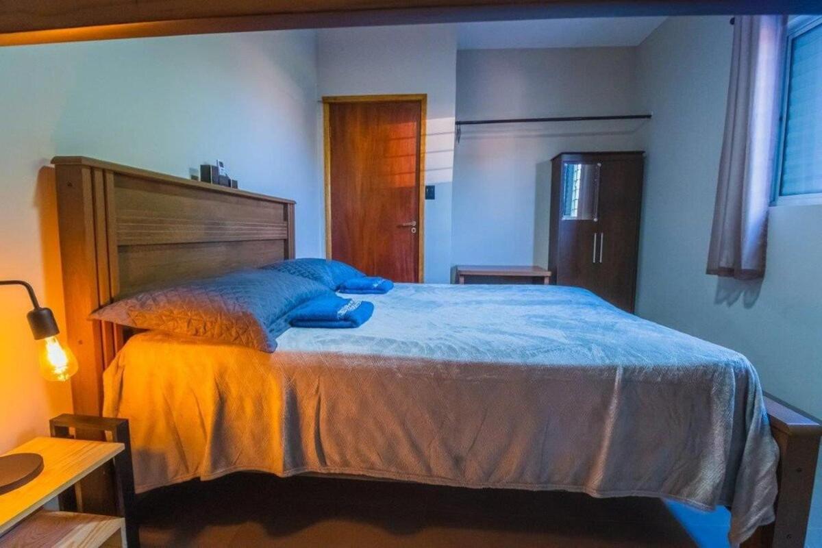 Casa com 2 suítes, cozinha completa , área de lazer, piscina infantil, 10 min do parque aquático