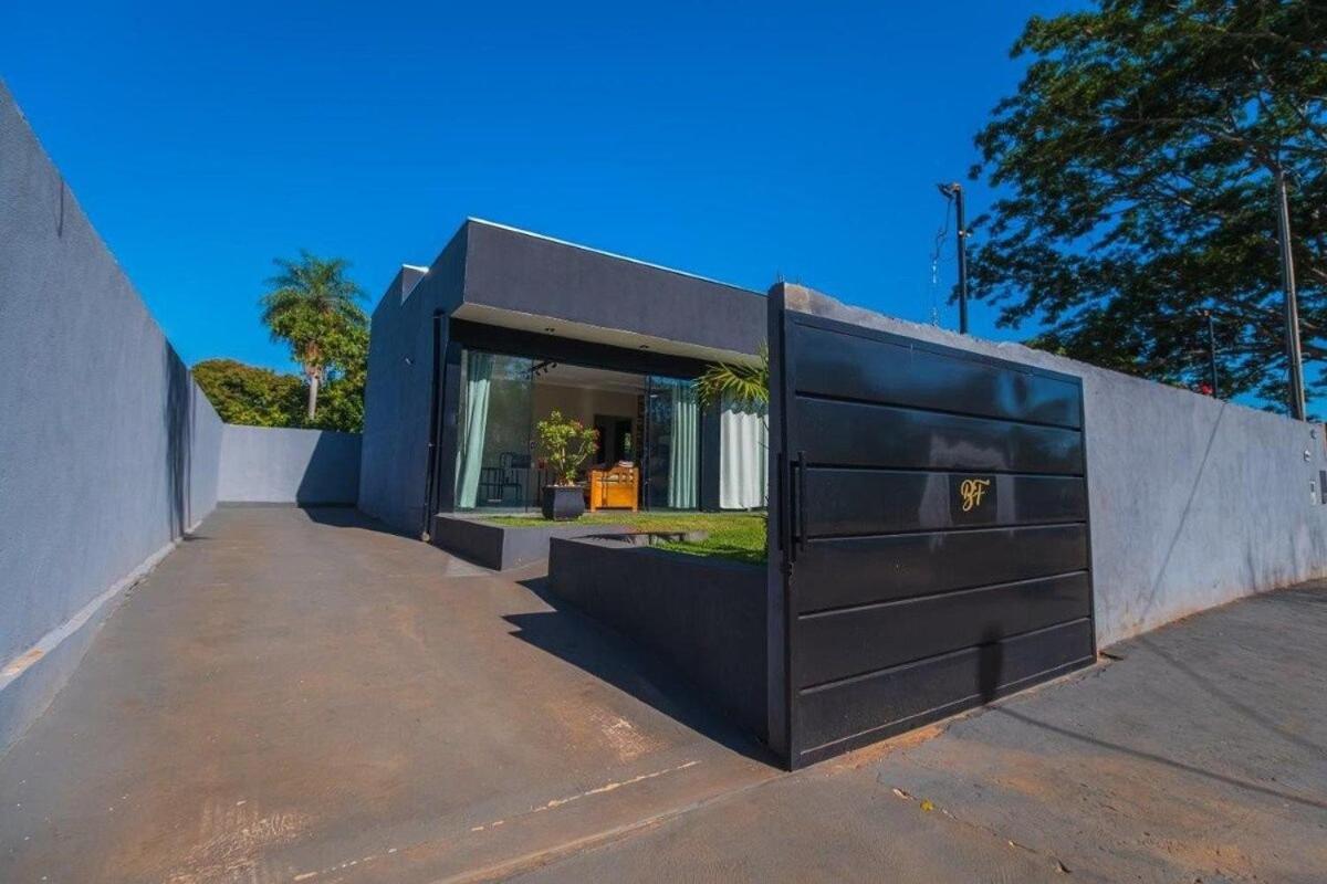 Casa com 2 suítes, cozinha completa , área de lazer, piscina infantil, 10 min do parque aquático