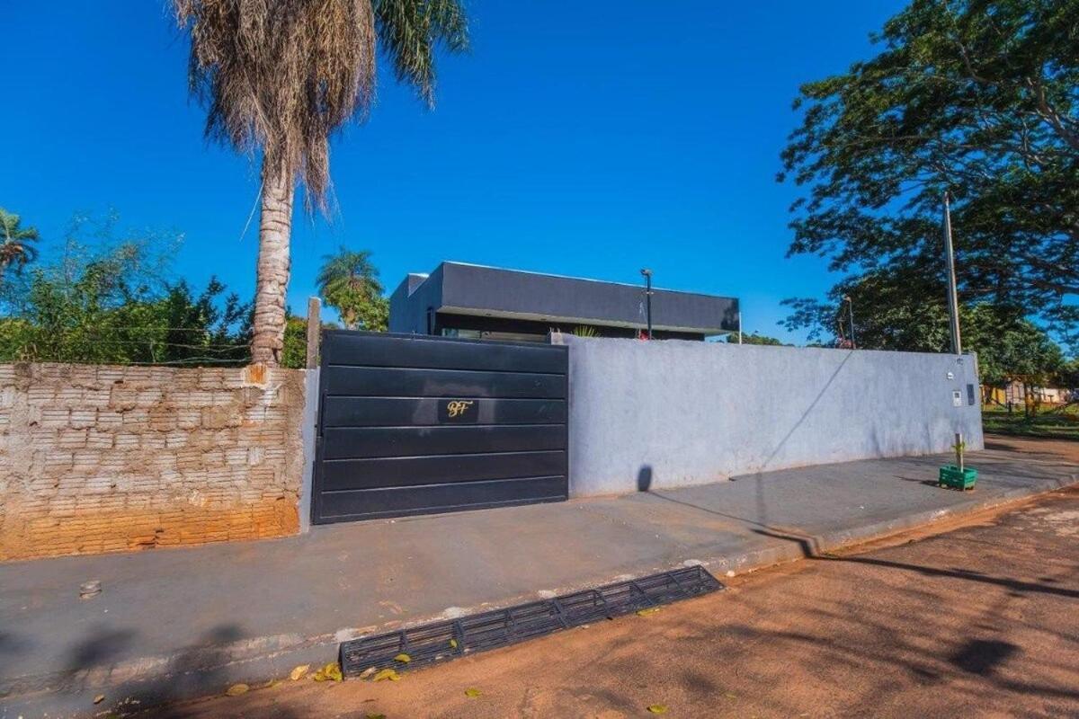 Casa com 2 suítes, cozinha completa , área de lazer, piscina infantil, 10 min do parque aquático