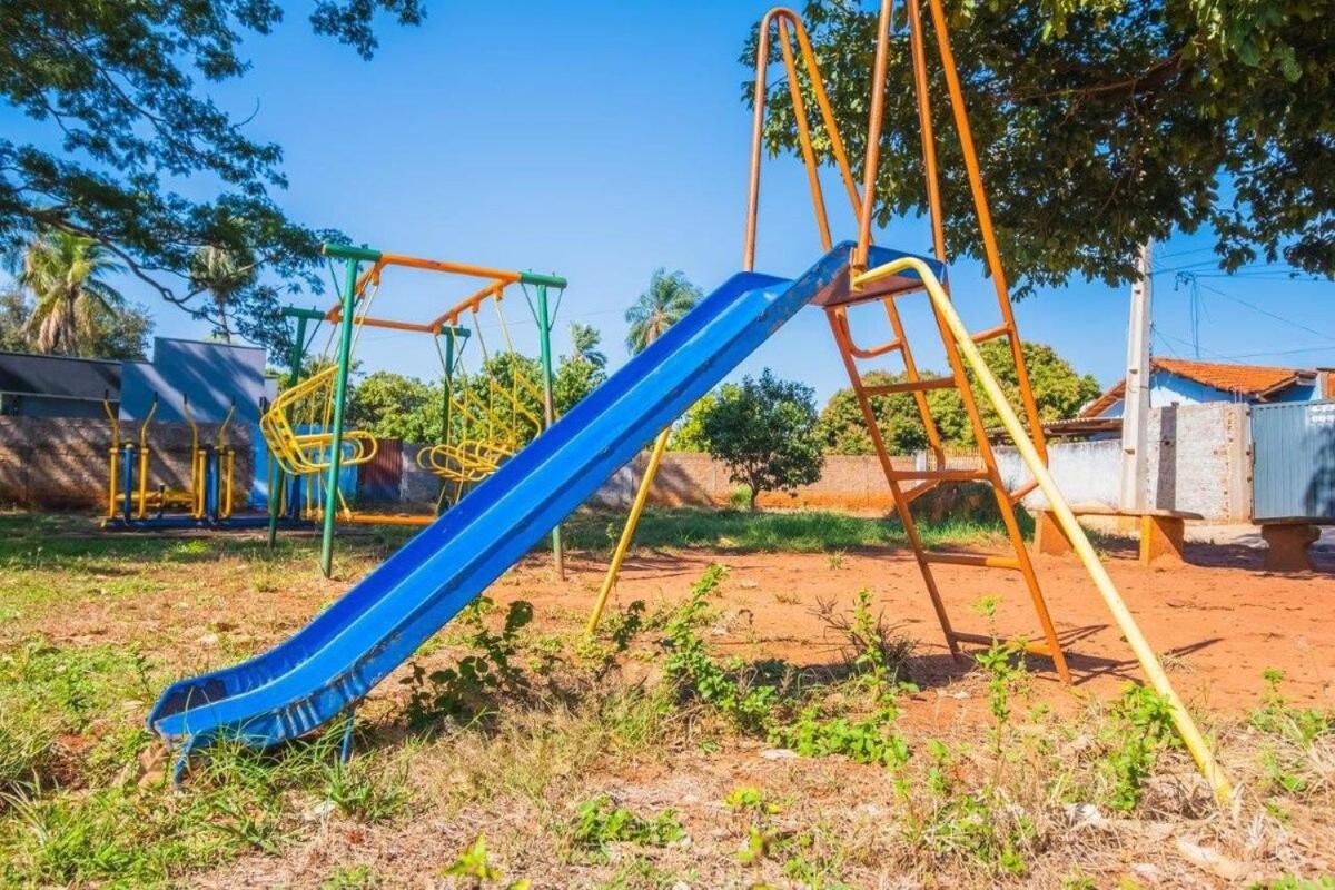 Casa com 2 suítes, cozinha completa , área de lazer, piscina infantil, 10 min do parque aquático