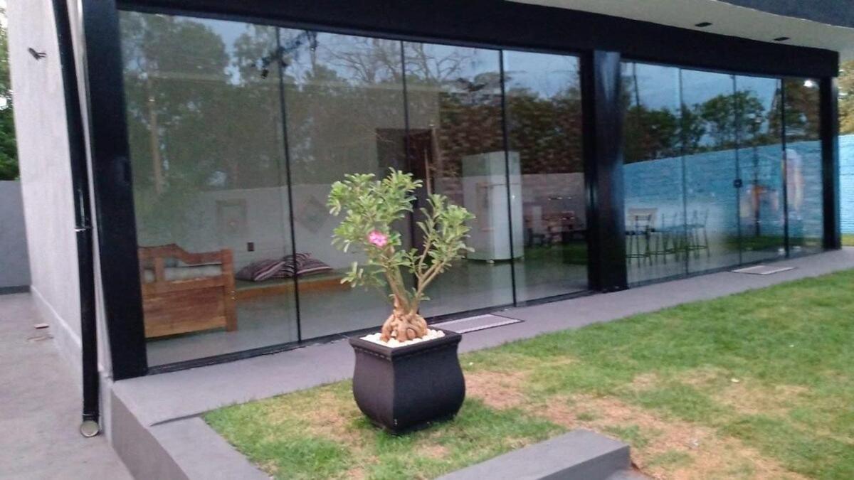 Casa com 2 suítes, cozinha completa , área de lazer, piscina infantil, 10 min do parque aquático
