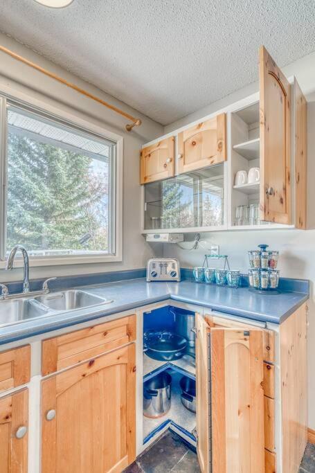 Boho Retreat w/King Bed on Bow River Pathway
