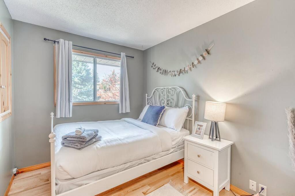 Boho Retreat w/King Bed on Bow River Pathway