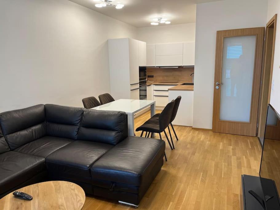 Apartman Holesovice,balkon,garaz