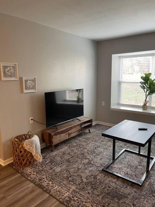 The Carolyn - 2 Bedroom Apt in Quilt Town, USA view 5