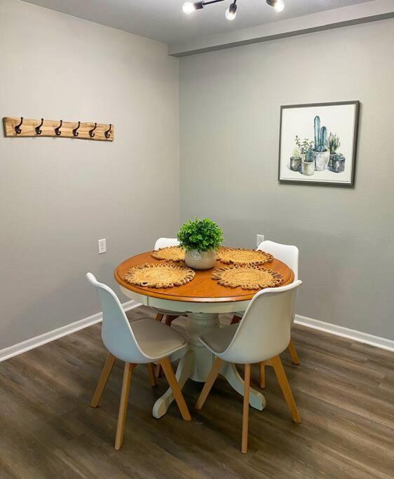 The Mary Lou - 2 Bedroom Apt in Quilt Town, USA view 2