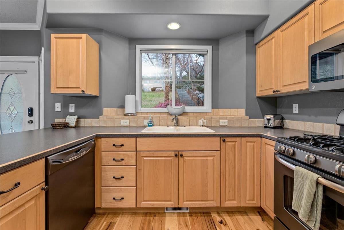 Spacious 3 Story Home in the Boise Foothills view 4
