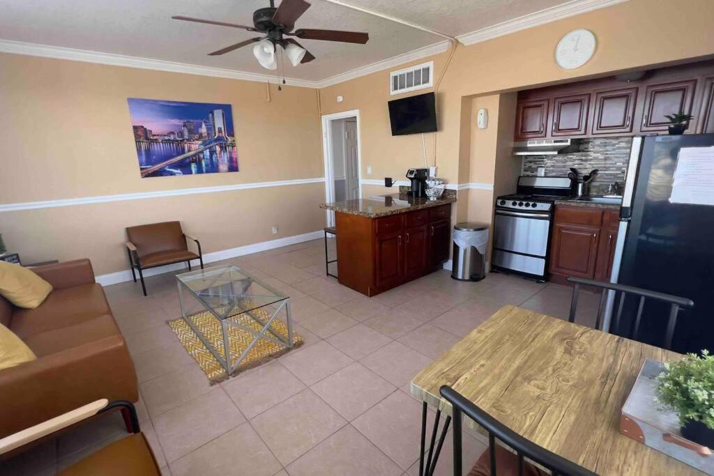 Cozy Downtown One Bedroom Condo Jacksonville view 4