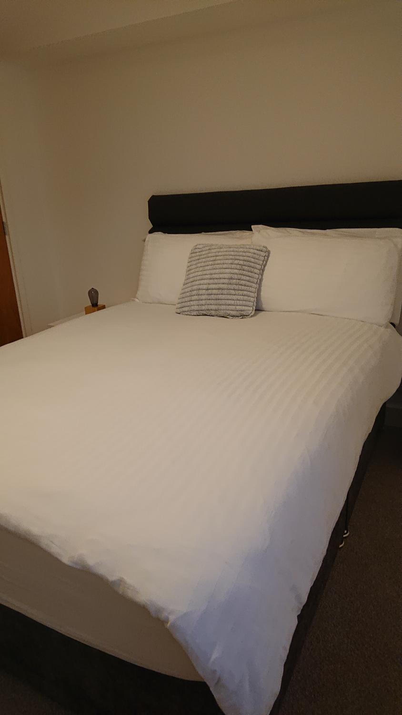 Bright, Nice Interior, Close to the City, 2 Bedroom Apartment