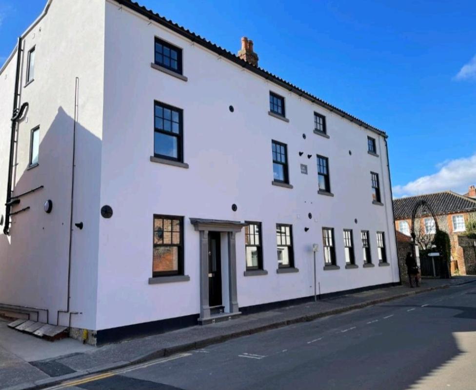 Sunset View, 2 bedrooms in the heart of Holt with parking