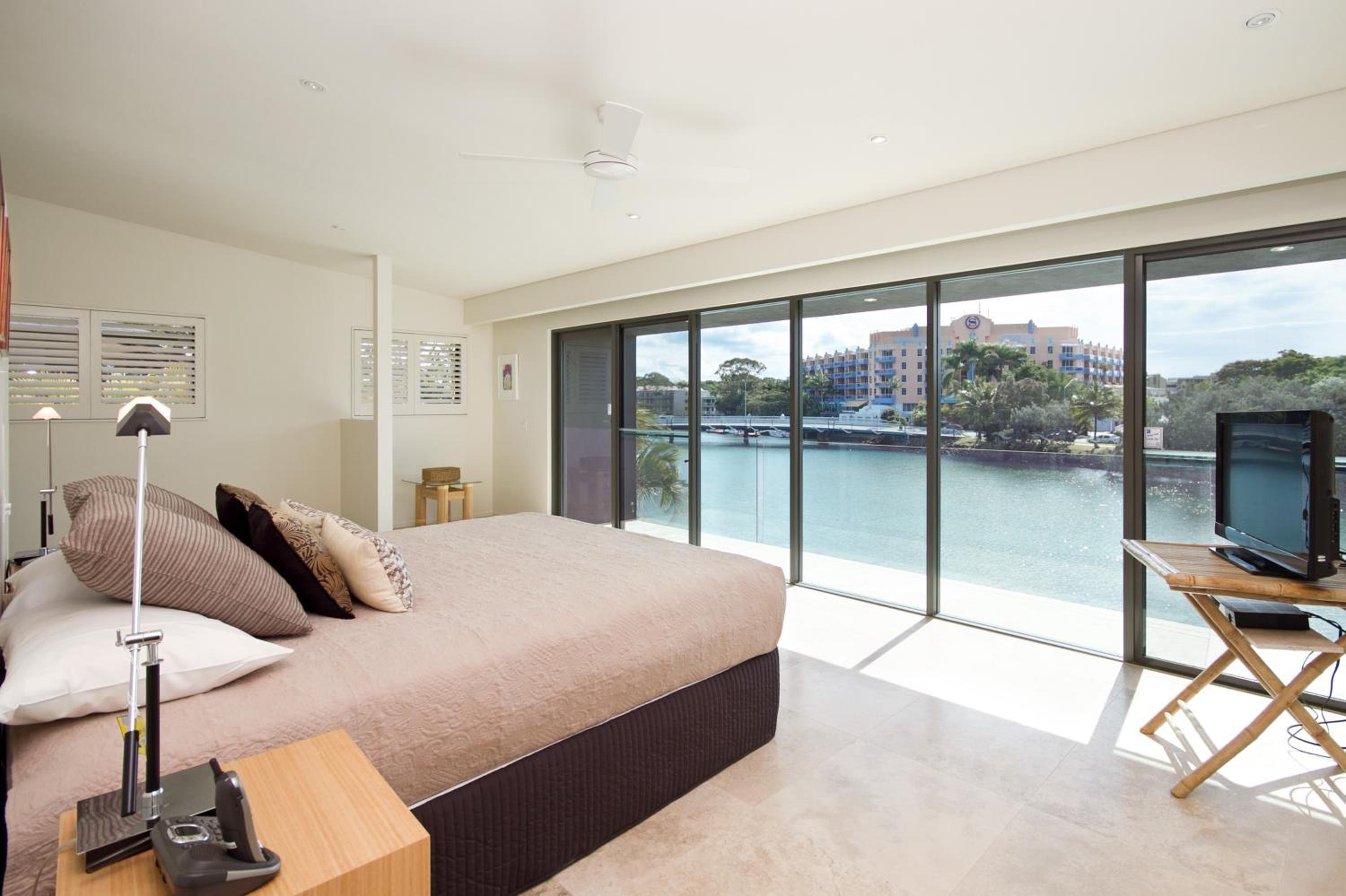 Canalfront Retreat, Private Jetty & Pool